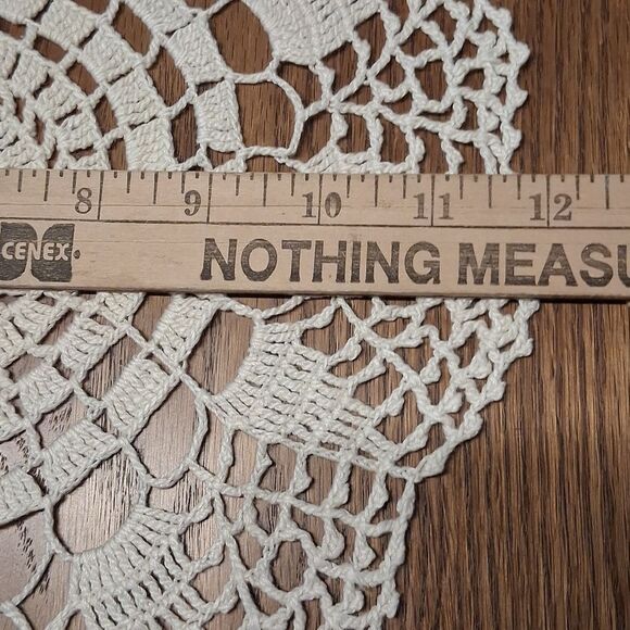 Set of 5 lovely vintage Crochet Doilies in Cream and Tan - Picture 7 of 14